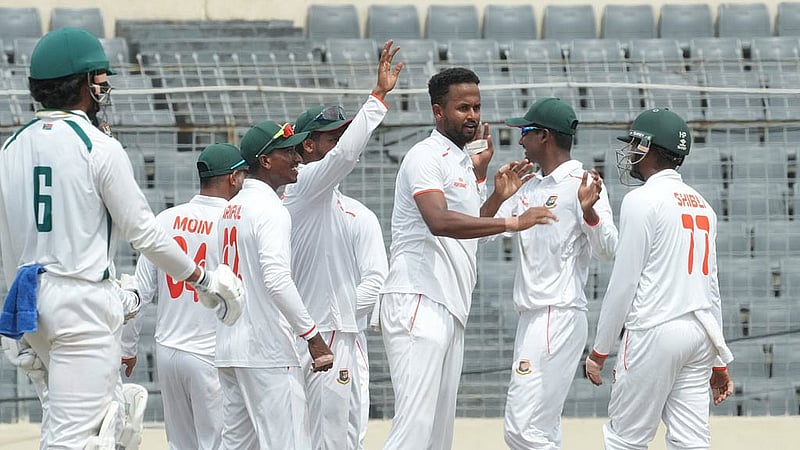 দক্ষিণ আফ্রিকাকে ফলো-অনে ফেলার সম্ভাবনা তৈরি করেছে বাংলাদেশ ইমার্জিং। ছবি: বিসিবি।