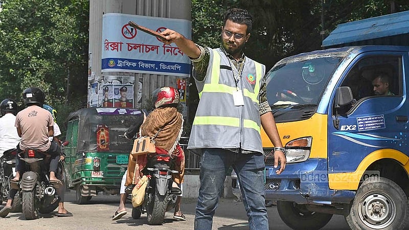 শিক্ষার্থীরা সড়কে কাজ করতে গিয়ে আঘাত পান কি না, এ নিয়ে দুশ্চিন্তার কথা বলছেন, তাদের সঙ্গে থাকা পুলিশের সদস্যরাও।