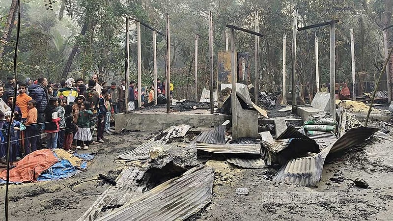 লক্ষ্মীপুরে স্থানীয় বিএনপির বসতঘরে তালা দিয়েছে চারপাশে পেট্রোল ঢেলে আগুন দেওয়া হয়। ফাইল ছবি