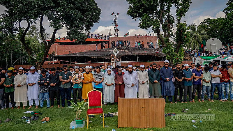 গণভবনের ভেতরে সেদিন দুপুরে নামাজ পড়তে দেখা যায় একদল মানুষকে। ছবি: মাহমুদ জামান অভি