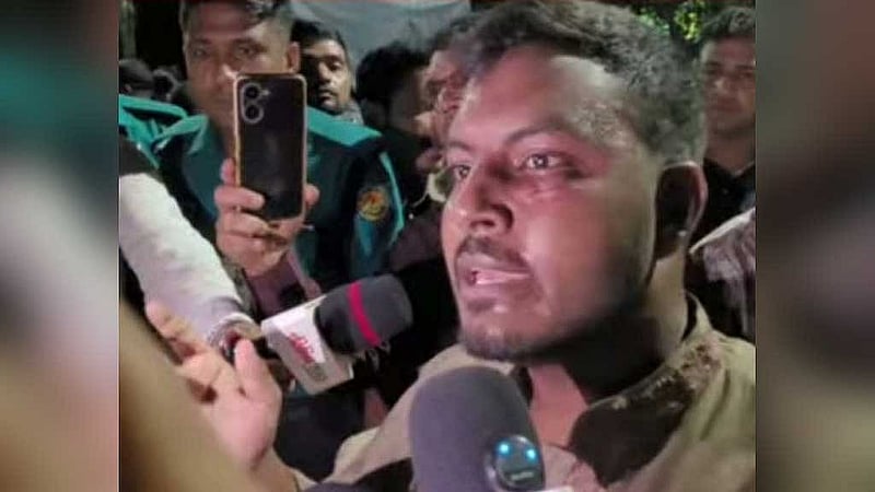 ছাত্রশিবির নেতা মামুনের ভাষ্য, তাকে মারধরের সময় পাশে পুলিশ থাকলেও এগিয়ে আসেনি।