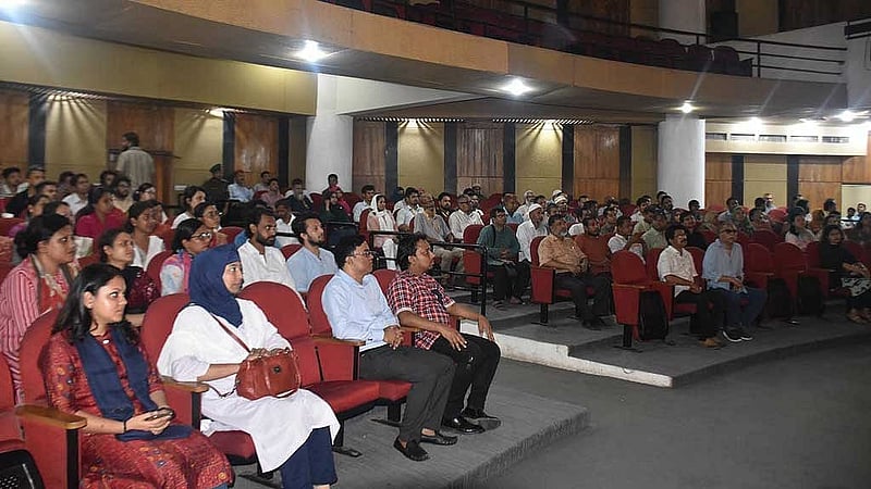 বাংলাদেশ শিল্পকলা একাডেমির মহাপরিচালক সৈয়দ জামিল আহমেদের প্রথম কর্মদিবসে কর্মকর্তা-কর্মচারীদের সঙ্গে প্রাথমিক মতবিনিময়। 