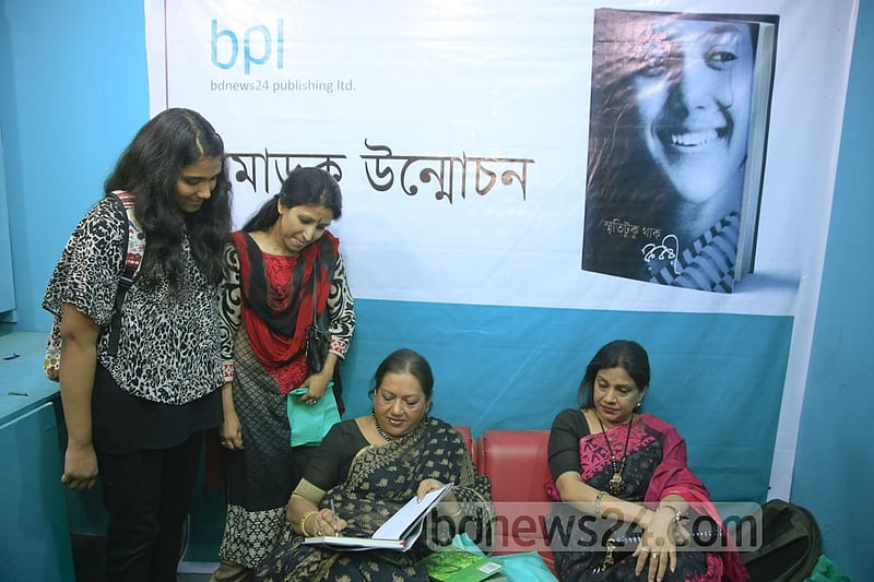 ২০১৭ সালের একুশে বইমেলায় আত্মজৈবনিক রচনা ‘স্মৃতিটুকু থাক’ প্রকাশের পর বাংলা একাডেমি প্রাঙ্গণে বিপিএলের স্টলে বসে অটোগ্রাফ দিতে ব্যস্ত কবরী।