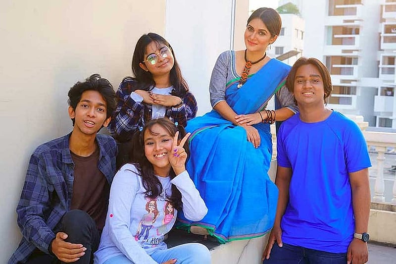 ‘নুলিয়াছড়ি সোনার পাহাড়’ সিনেমার অভিনয়শিল্পীরা, ছবি: রাফিয়াত রশিদ মিথিলার ফেইসবুক থেকে। 