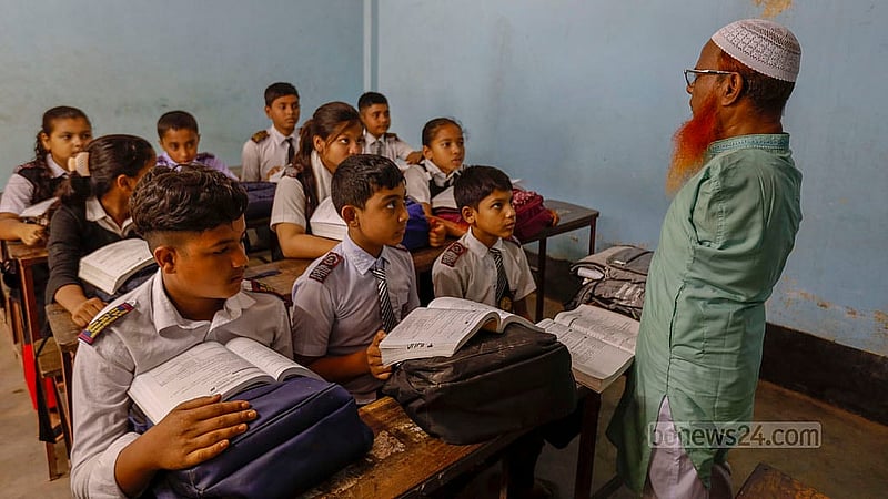 নরসিংদী সদরের পাঁচদোনা এলাকায় ১৯৬২ সালে জন্মগ্রহণ করেন আলতাফ হোসেন। তার জন্মের আগে বাবা-মার দুই সন্তান মারা যায়। এরপর তিনি হাতবিহীন জন্ম নিলে বাবা-মা নাম রাখেন দুঃখু মিয়া।
