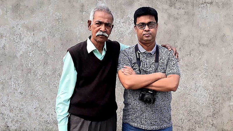 মুক্তিযোদ্ধা আবু মোহাম্মদ সরওয়ার হোসাইন চৌধুরীর সঙ্গে লেখক সালেক খোকন।