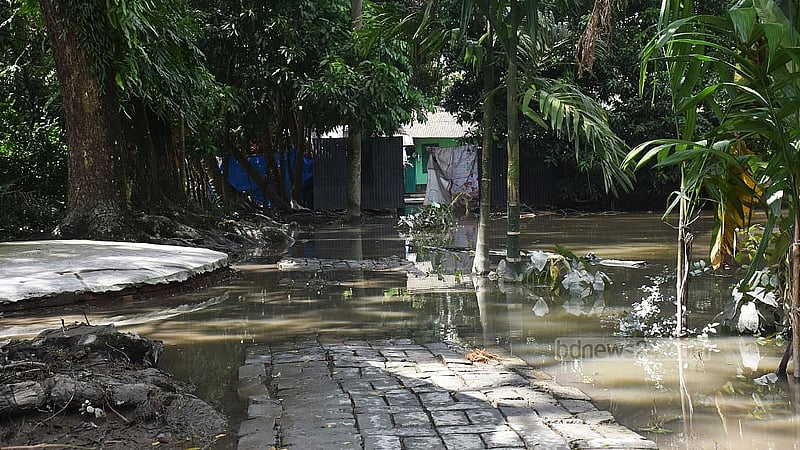 ফেনীতে বানের পানি নামতে শুরু করায় বেরিয়ে পড়ছে ক্ষতিগ্রস্ত বাড়িঘরের কঙ্কাল।