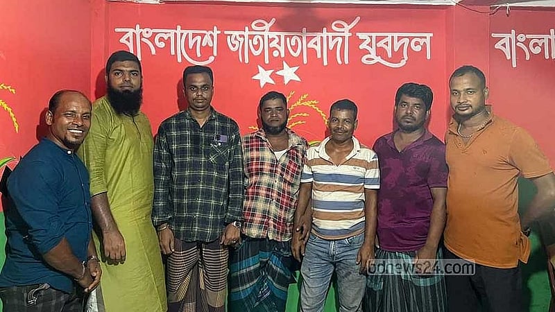 ছাউনিটিতে রং করিয়েছেন যুবদল নেতা। ভেতরের তিনটি দেয়ালে ‘বাংলাদেশ জাতীয়তাবাদী যুবদল’ লিখে দলীয় লোগো আঁকা হয়েছে।