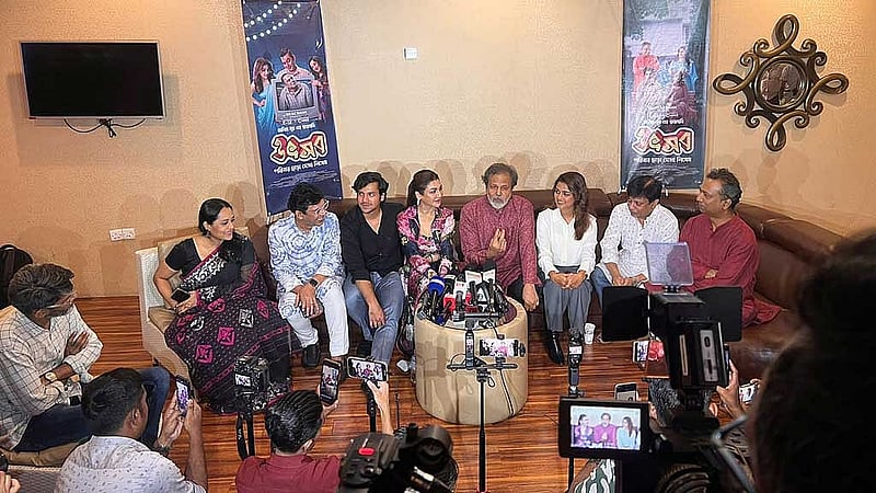 সংবাদ সম্মেলনে অংশ নিয়েছেন ‘উৎসব’ সিনেমার অভিনয়শিল্পীরা।  ছবি: চরকির সৌজন্যে।