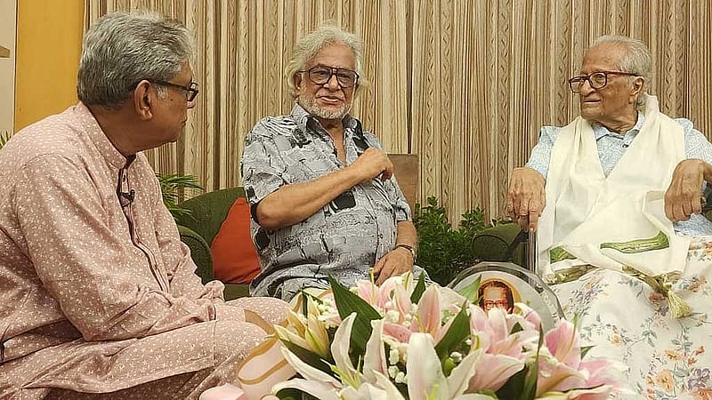 ‘আমাদের মুস্তাফা মনোয়ার’ অনুষ্ঠানের দৃশ্য। ছবি: চ্যানেই আইয়ের সৌজন্যে।    
