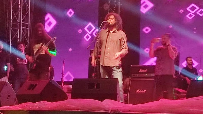 কবি নজরুলের গান নিয়ে করা নতুন অ্যালবাম প্রকাশ উপলক্ষে কনসার্ট। শনিবার মানিক মিয়া অ্যাভিনিউয়ে।