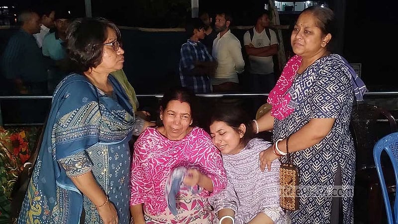 সবুজবাগের বরদেশ্বরী কালিমাতা মন্দিরে সাংবাদিক বিভুরঞ্জনের স্বজনদের আর্তনাত।