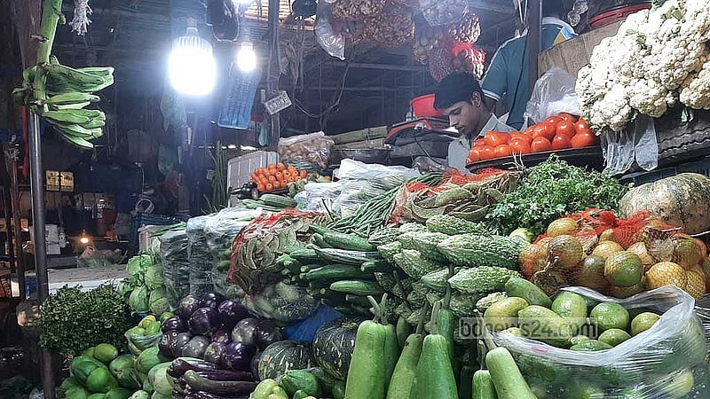 সবজির দাম কিছুটা কমলেও শীতকালীন সবজির যে দাম দেখে মানুষ অভ্যস্ত, বর্তমান দাম তার চেয়ে বেশি।