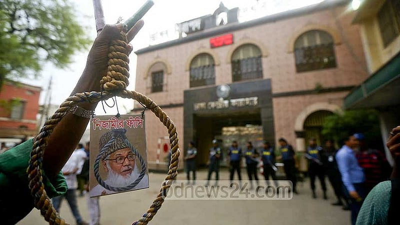 মুক্তিযুদ্ধে অস্ত্র ধরার দায়ে নিষিদ্ধ জামায়াত রাজনীতিতে ফেরে জিয়াউর রহমানের আমলে। এরপর ২০১৩ সালে মানবতাবিরোধী অপরাধের বিচারের রায় আসতে থাকলে তারা বিপাকে পড়তে শুরু করে।