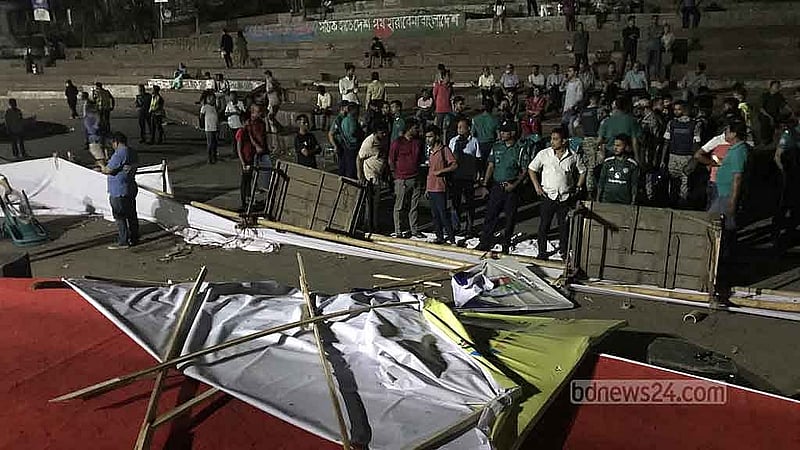 চট্টগ্রাম নগরীতে রোববার সন্ধ্যায় হামলার পর ভাঙচুর করা ডিসি হিলের নববর্ষ আয়োজনের মঞ্চ।