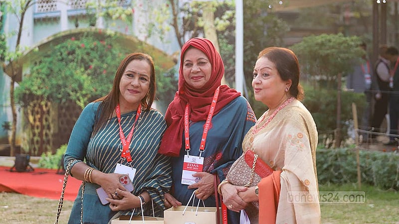 ঢাকা বিশ্ববিদ্যালয়ের ইংরেজি বিভাগ অ্যালামনাই সোসাইটির (ইডাস) পুনর্মিলনীর আয়োজনে পুরনো বন্ধুদের সঙ্গে ফ্রেমবন্দি হচ্ছেন তারা।