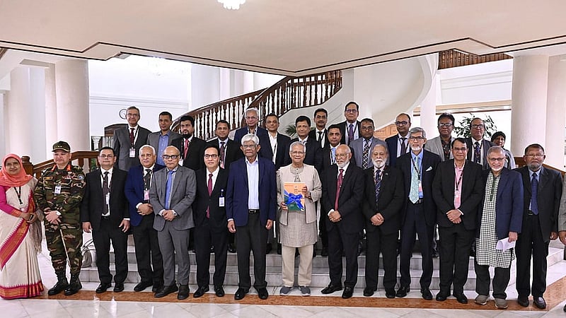 রাষ্ট্রীয় অতিথি ভবন যমুনায় প্রধান উপদেষ্টা মুহাম্মদ ইউনূসের কাছে বুধবার কমিশন তাদের প্রতিবেদন হস্তান্তর করেছে বলে প্রধান উপদেষ্টার দপ্তর জানিয়েছে। ছবি: প্রধান উপদেষ্টার দপ্তর