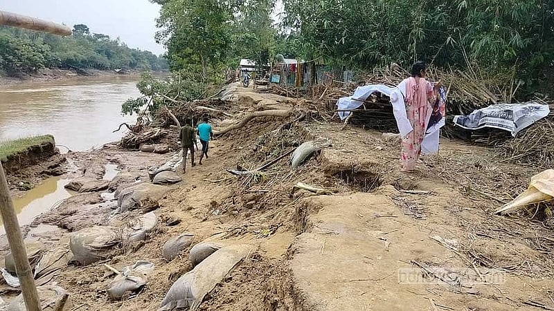 প্রবল স্রোতে ভেঙে গেছে শেরপুরের ঝিনাইগাতীর রামেরকুড়া এলাকায় মহারশির নদীর তীরের বাঁধ ও সড়ক।