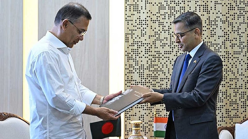 ভারতের হাই কমিশনার প্রণয় ভার্মা সোমবার সচিবালয়ে প্রধানমন্ত্রী তারেক রহমানের সঙ্গে সাক্ষাৎ করেন। ছবি: পিআইডি