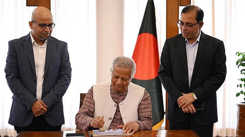 প্রধান উপদেষ্টা মুহাম্মদ ইউনূস স্বাধীনতা ও জাতীয় দিবস উপলক্ষে মঙ্গলবার একটি স্মারক ডাকটিকেট অবমুক্ত করেন। ছবি: পিআইডি