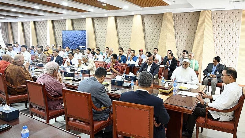 গৌতম বুদ্ধের জন্ম তিথি ‘বুদ্ধ পূর্ণিমা’ উপলক্ষে বৌদ্ধ ধর্মাবলম্বীদের প্রতিনিধিরা বৃহস্পতিবার সচিবালয়ে প্রধানমন্ত্রী তারেক রহমানের সঙ্গে সাক্ষাৎ করেন। ছবি: পিআইডি