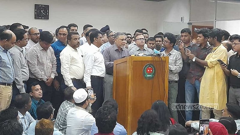 এনআইডি সেবা ইসির অধীনে রাখার দাবিতে গত ৬ মার্চ আগারগাঁওয়ে নির্বাচন ভবনে কর্মকর্তা-কর্মচারীদের অবস্থান কর্মসূচির সময় তাদের সঙ্গে কথা বলেন সিইসি এএমএম নাসির উদ্দিন। ফাইল ছবি