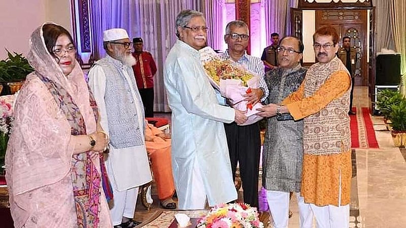 শারদীয় দুর্গোৎসব উপলক্ষে বুধবার সকালে রাষ্ট্রপতি মো. সাহাবুদ্দিন বঙ্গভবনে হিন্দু ধর্মাবলম্বী ‘বিশিষ্ট ব্যক্তিবর্গের’ সঙ্গে শুভেচ্ছা বিনিময় করেন।