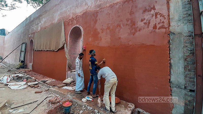পুরান ঢাকার নাজিমুদ্দিন রোডের পুরনো কেন্দ্রীয় কারাগারকে সাংস্কৃতিক কেন্দ্র হিসেবে গড়ে তোলার কাজ করছেন শ্রমিকরা। ছবি: আব্দুল্লাহ আল মমীন