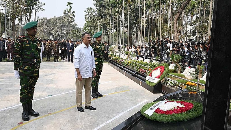 প্রধানমন্ত্রী তারেক রহমান বুধবার রাজধানীর বনানী সামরিক কবরস্থানে পিলখানায় নিহতদের প্রতি শ্রদ্ধা নিবেদন করেন। 
