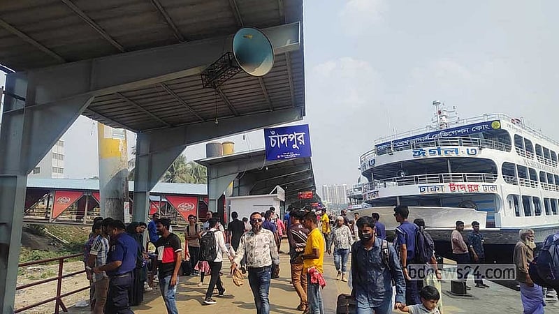 চাঁদপুরগামী লঞ্চগুলো এখনো  আগের মত যাত্রী পায়।