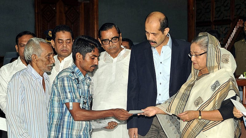 রানা প্লাজা ধসে ক্ষতিগ্রস্ত ১৭৫টি পরিবারের মাঝে ২০১৩ সালের ২৪ জুলাই এক অনুষ্ঠানে চেক হস্তান্তর করেন তৎকালীন প্রধানমন্ত্রী শেখ হাসিনা।