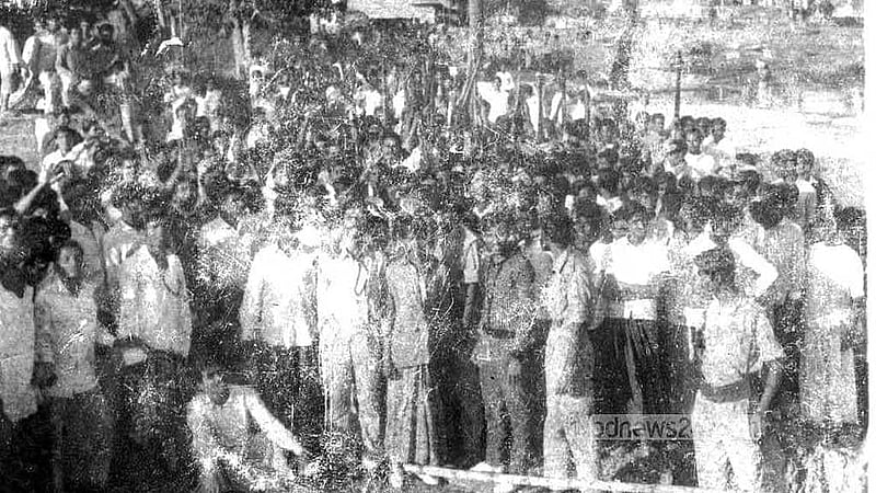 স্বাধীনতার পর ঝালকাঠির সুগন্ধা নদীর পাড়ের গণকবর দেখতে মানুষের ভিড়।