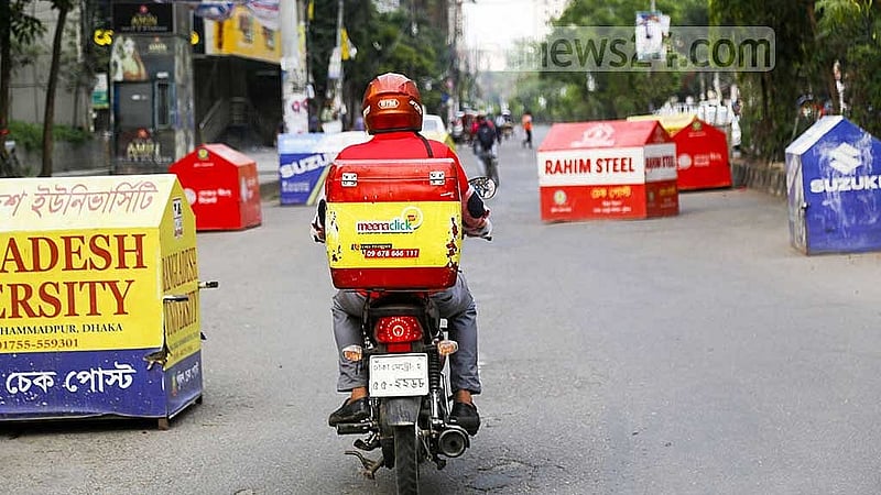 পরিস্থিতি কবে স্বাভাবিক হবে, তা নিয়ে চিন্তায় আছেন সরবরাহকর্মীরা। ফাইল ছবি