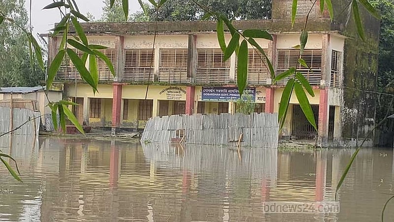 পানিতে ডুবে যাওয়া আদিতমারী উপজেলার মহিষখোচা ইউনিয়নের গোবরর্দ্ধন সরকারি প্রাথমিক বিদ্যালয়। 