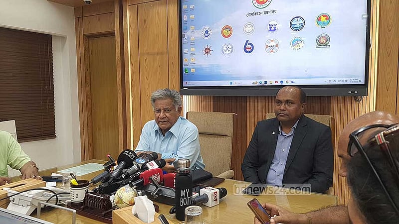 বুধবার সচিবালয়ে চট্টগ্রাম বন্দর কর্তৃপক্ষের সঙ্গে এক বৈঠকের পর সাংবাদিকদের মুখোমুখি হন নৌ পরিবহন উপদেষ্টা এম সাখাওয়াত হোসেন।