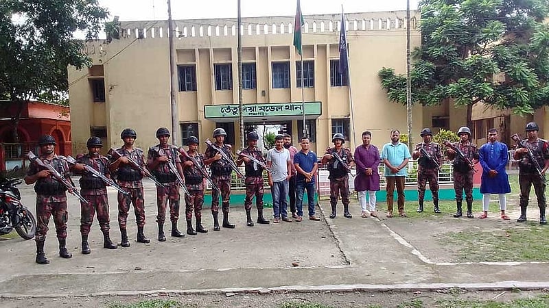 ঢাকার পাশাপাশি ঢাকার বাইরের থানাগুলোর নিরাপত্তাতেও এখন মোতায়েন আছে সেনাবাহিনী, বিজিবি এমনকি আনসার সদস্য।