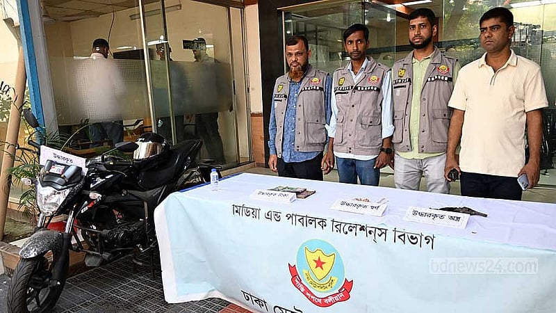 বনশ্রীতে ব্যবসায়ীর কাছ থেকে লুট করা টাকা সোনার অলংকারের সঙ্গে একটি অস্ত্রও উদ্ধার করা হয়েছে। 