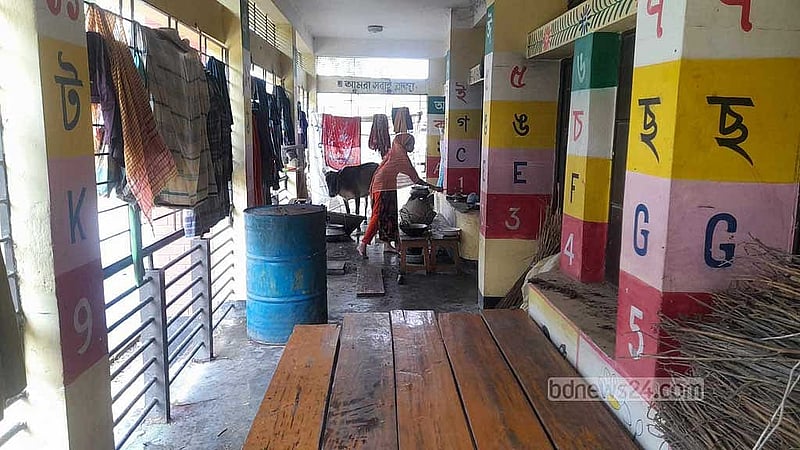 কোম্পানীগঞ্জ উপজেলার সদর প্রাথমিক বিদ্যালয় আশ্রয়কেন্দ্রে রান্না করছেন এক নারী।