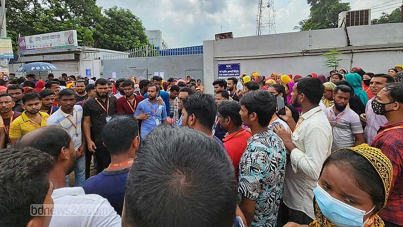 সরকার পতনের পর পুলিশি ব্যবস্থা অনেকটাই ভেঙে পড়েছে। শিল্প মালিকদের অনুরোধে এখন সেনাবাহিনীকে নিয়ে শুরু হয়েছে যৌথ অভিযান।