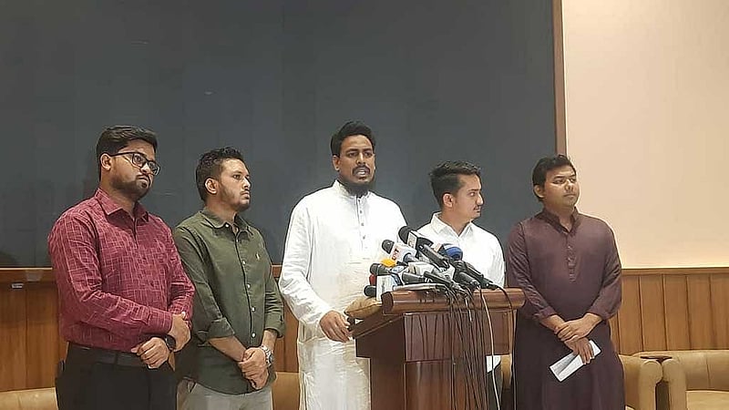 জাতীয় সংসদ ভবনের এলডি হলে মঙ্গলবার জাতীয় ঐকমত্য কমিশনের সঙ্গে সংলাপ শেষে সংবাদমাধ্যমে কথা বলেন জাতীয় নাগরিক পার্টির সদস্য সচিব আখতার হোসেন।