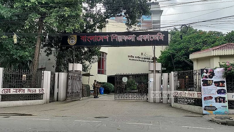শিল্পকল্পার ভেতরে নিরাপত্তার দায়িত্বে সেনা সদস্যরা