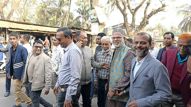 বাগেরহাট-২ আসনে ধানের শীষের প্রার্থী শেখ মোহাম্মদ জাকির হোসেন নেতাকর্মীদের নিয়ে গনসংযোগ করছেন।