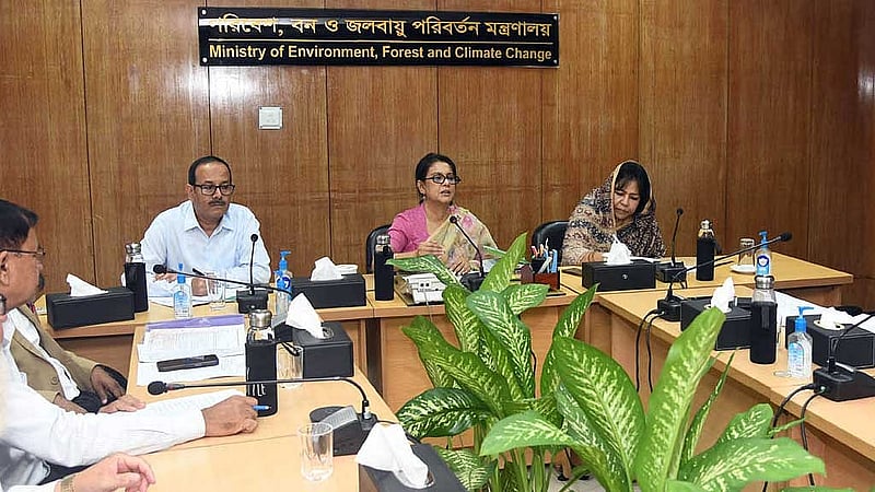 বৃহস্পতিবার সচিবালয়ে পরিবেশ অধিদপ্তর এবং বাংলাদেশ ব্রিক ম্যানুফ্যাকচারিং ওনার্স অ্যাসোসিয়েশনের সঙ্গে মতবিনিময়ে পরিবেশ, বন ও জলবায়ু পরিবর্তন উপদেষ্টা সৈয়দা রিজওয়ানা হাসান।