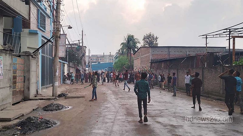 গাজীপুরে একটি পোশাক কারখানায় গিয়ে শ্রমিকদেরকে বের করে আনছেন মিছিলকারীরা। 