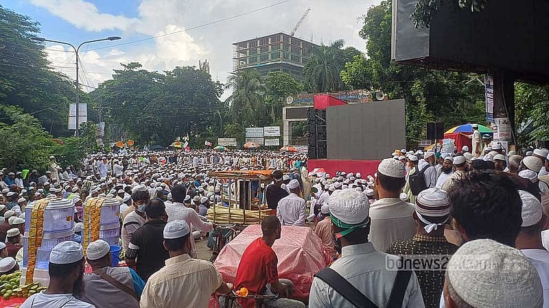 উদ্যানে প্রবেশ করতে না পেরে মৎস্য ভবন মোড়ে এলইডি পর্দায় সমাবেশ দেখছেন কয়েকশ নেতাকর্মী।