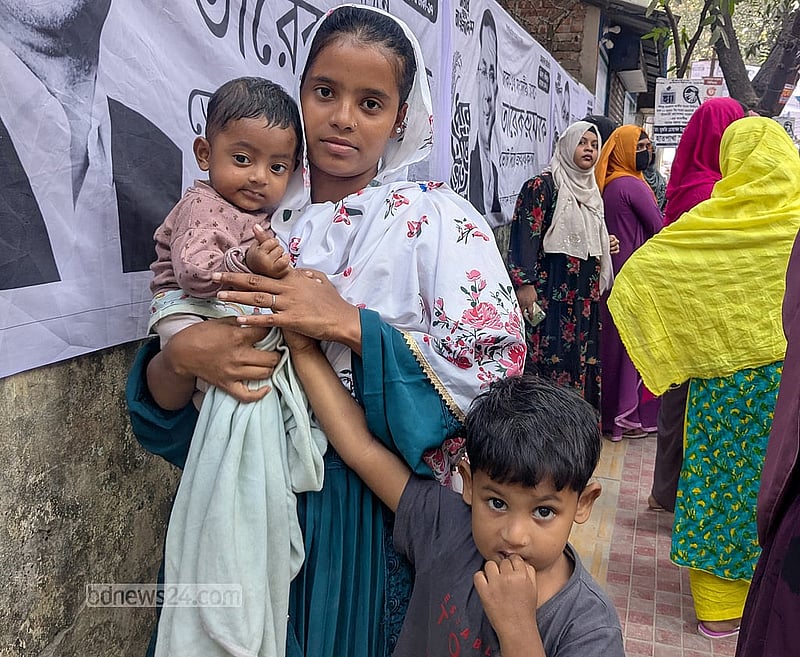 দুই শিশু সন্তানকে নিয়ে দীর্ঘ লাইনে দাঁড়িয়ে ভোট দিয়েছেন মুন্নী।