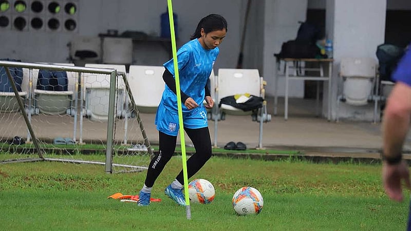 বাহরাইন ও মিয়ানমার ম্যাচে আলো ছড়ানো ঋতুপর্ণা চাকমা ঘাম ঝরাচ্ছেন তুর্কমেনিস্তান ম্যাচ সামনে রেখে। ছবি: বাফুফে