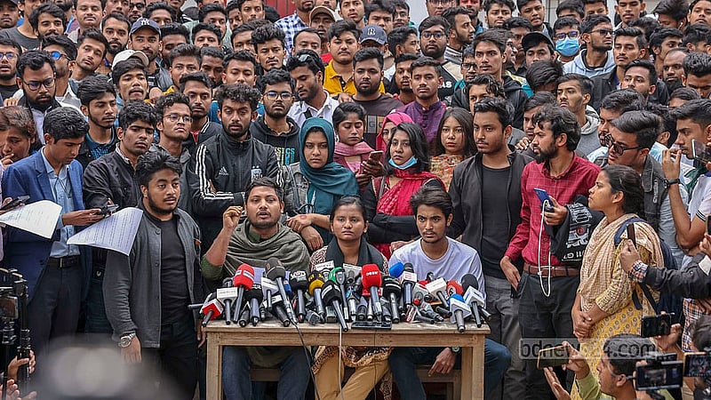 ঢাকা বিশ্ববিদ্যালয়ের শিক্ষার্থীদের সঙ্গে রোববার গভীর রাত পর্যন্ত সংঘর্ষের পর সোমবার দুপুরে ঢাকা কলেজের শহীদ মিনারের সামনে সংবাদ সম্মেলনে আসেন সাত কলেজের শিক্ষার্থীরা। ছবি: মাহমুদ জামান অভি