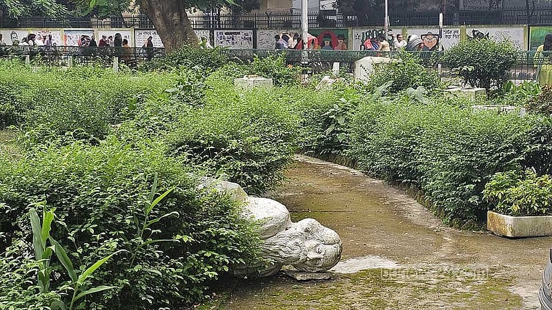 স্বাধীনতা সংগ্রাম চত্বরে উল্টে পড়ে আছে ভাস্কর্য