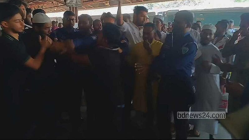 ব্রাহ্মণবাড়িয়ায় রেলওয়ে স্টেশনে মানববন্ধন শেষে ফেরার পথে হামলার শিকার শিক্ষার্থীরা।